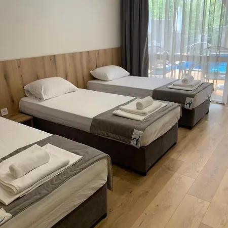 Park And Pool Apartment *