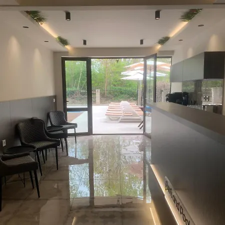 Apartment Park And Pool *