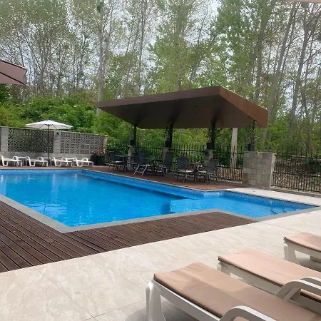 Apartment Park And Pool *