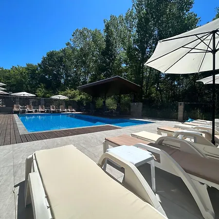 Apartment Park And Pool