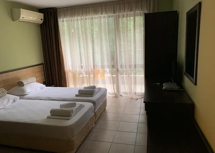 Park And Pool Apartment