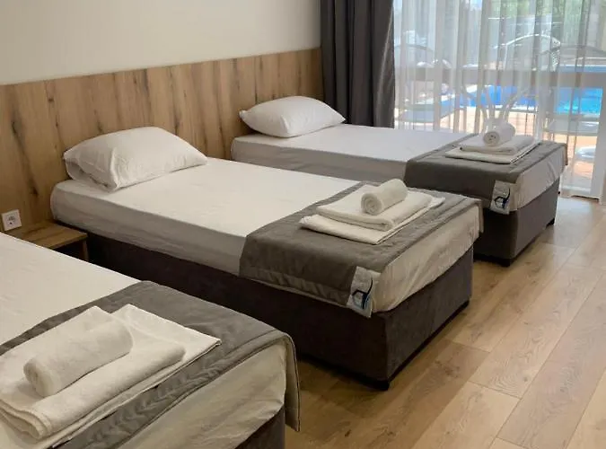 Park And Pool Apartment *