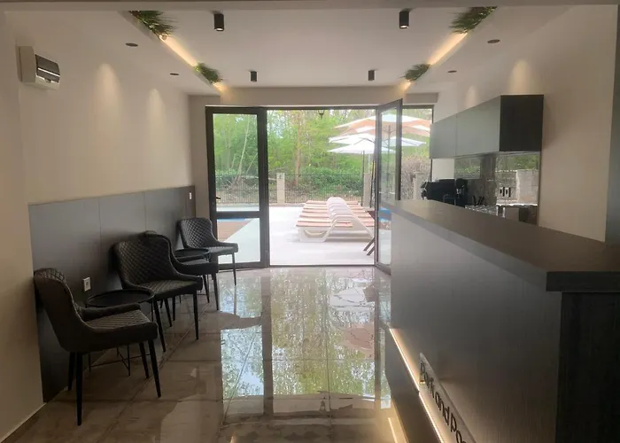 Apartment Park And Pool *